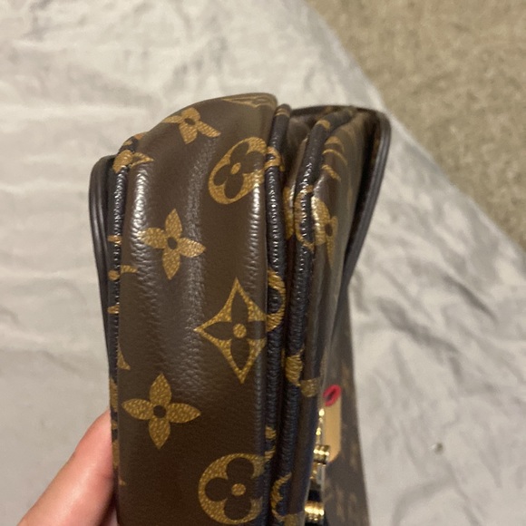 Louis V purse - Picture 8 of 11